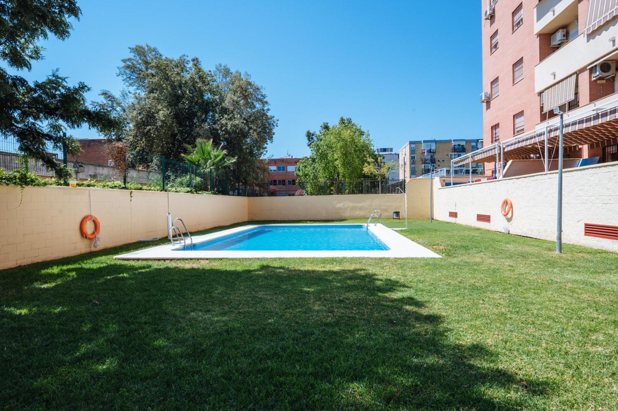 Parking En Sevilla Centro Y Piscina En Verano Camas Exterior photo